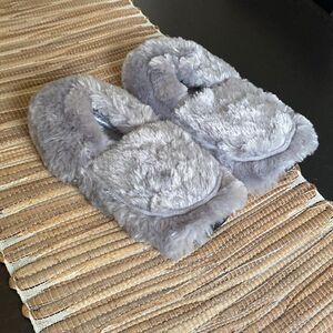NWOT gray fluffy microwaveable heat slippers. Size 8